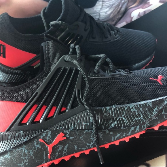 Boys size 5 black & red puma sneakers, brand new never worn - Picture 3 of 4